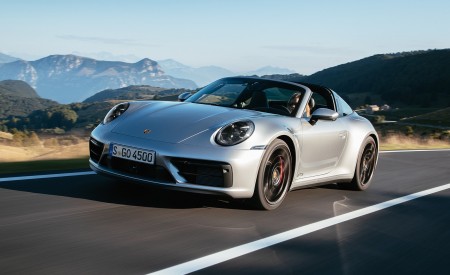 2022 Porsche 911 Targa 4 GTS (Color: GT Silver Metallic) Front Three-Quarter Wallpapers 450x275 (2)