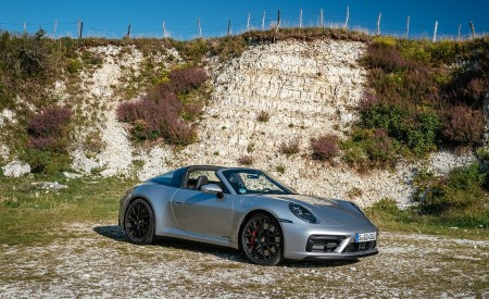 2022 Porsche 911 Targa 4 GTS (Color: GT Silver Metallic) Front Three-Quarter Wallpapers 450x275 (28)