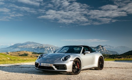 2022 Porsche 911 Targa 4 GTS (Color: GT Silver Metallic) Front Three-Quarter Wallpapers 450x275 (23)