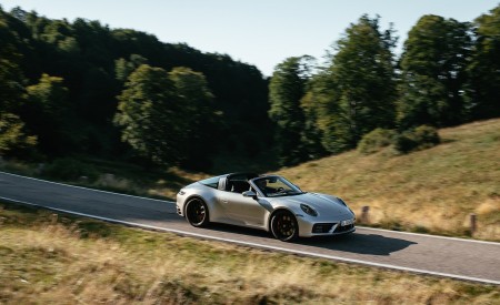 2022 Porsche 911 Targa 4 GTS (Color: GT Silver Metallic) Front Three-Quarter Wallpapers 450x275 (18)