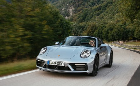 2022 Porsche 911 Targa 4 GTS (Color: GT Silver Metallic) Front Wallpapers 450x275 (4)
