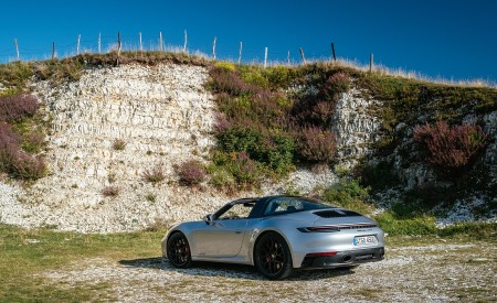 2022 Porsche 911 Targa 4 GTS (Color: GT Silver Metallic) Rear Three-Quarter Wallpapers 450x275 (29)