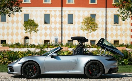 2022 Porsche 911 Targa 4 GTS (Color: GT Silver Metallic) Side Wallpapers 450x275 (33)