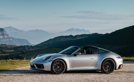 2022 Porsche 911 Targa 4 GTS (Color: GT Silver Metallic) Side Wallpapers 450x275 (26)