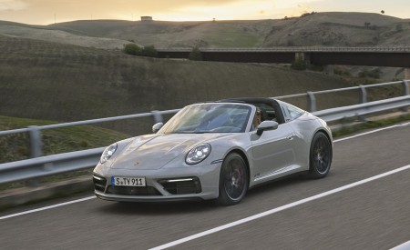 2022 Porsche 911 Targa 4 GTS Front Three-Quarter Wallpapers  450x275 (50)