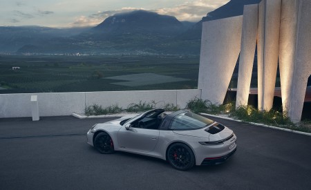 2022 Porsche 911 Targa 4 GTS Rear Three-Quarter Wallpapers 450x275 (64)