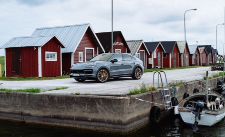 2022 Porsche Cayenne Turbo GT (Color: Arctic Grey) Front Three-Quarter Wallpapers 450x275 (138)