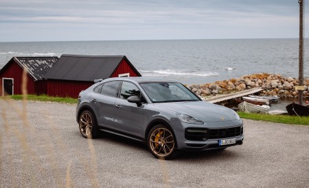 2022 Porsche Cayenne Turbo GT (Color: Arctic Grey) Front Three-Quarter Wallpapers 450x275 (139)