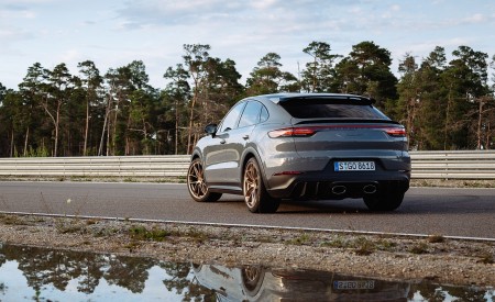 2022 Porsche Cayenne Turbo GT (Color: Arctic Grey) Rear Three-Quarter Wallpapers 450x275 (151)