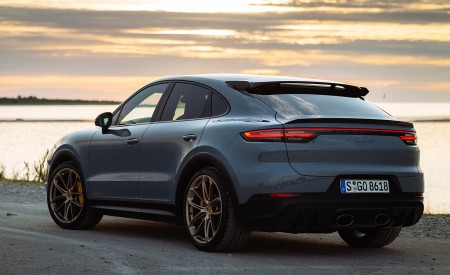 2022 Porsche Cayenne Turbo GT (Color: Arctic Grey) Rear Three-Quarter Wallpapers 450x275 (147)