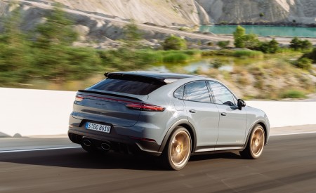 2022 Porsche Cayenne Turbo GT (Color: Arctic Grey) Rear Three-Quarter Wallpapers 450x275 (132)