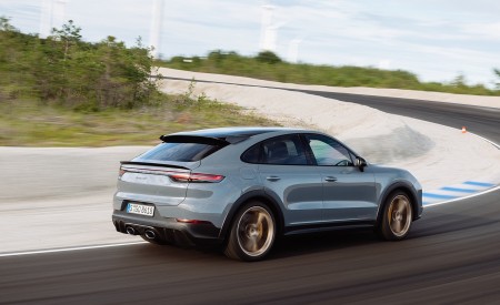 2022 Porsche Cayenne Turbo GT (Color: Arctic Grey) Rear Three-Quarter Wallpapers 450x275 (126)