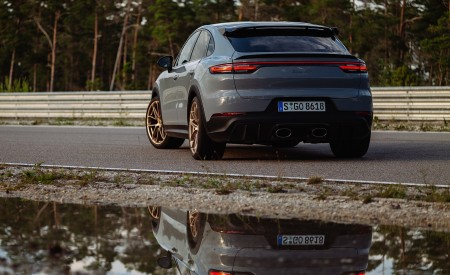 2022 Porsche Cayenne Turbo GT (Color: Arctic Grey) Rear Three-Quarter Wallpapers 450x275 (152)