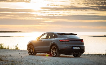 2022 Porsche Cayenne Turbo GT (Color: Arctic Grey) Rear Three-Quarter Wallpapers  450x275 (148)