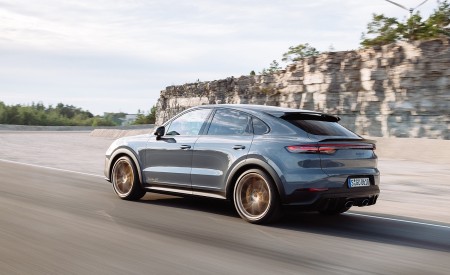 2022 Porsche Cayenne Turbo GT (Color: Arctic Grey) Rear Three-Quarter Wallpapers 450x275 (133)