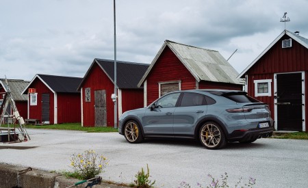 2022 Porsche Cayenne Turbo GT (Color: Arctic Grey) Rear Three-Quarter Wallpapers 450x275 (142)
