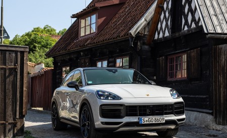 2022 Porsche Cayenne Turbo GT (Color: Crayon) Front Three-Quarter Wallpapers 450x275 (179)