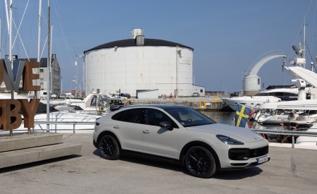 2022 Porsche Cayenne Turbo GT (Color: Crayon) Front Three-Quarter Wallpapers 450x275 (185)