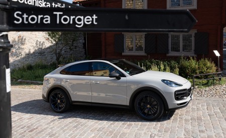 2022 Porsche Cayenne Turbo GT (Color: Crayon) Front Three-Quarter Wallpapers 450x275 (172)