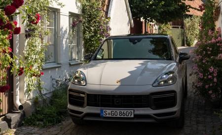 2022 Porsche Cayenne Turbo GT (Color: Crayon) Front Wallpapers 450x275 (181)