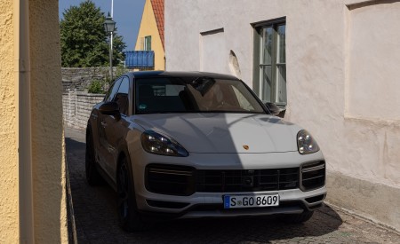 2022 Porsche Cayenne Turbo GT (Color: Crayon) Front Wallpapers 450x275 (178)
