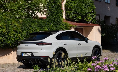 2022 Porsche Cayenne Turbo GT (Color: Crayon) Rear Three-Quarter Wallpapers 450x275 (174)
