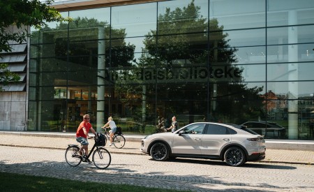 2022 Porsche Cayenne Turbo GT (Color: Crayon) Side Wallpapers 450x275 (163)