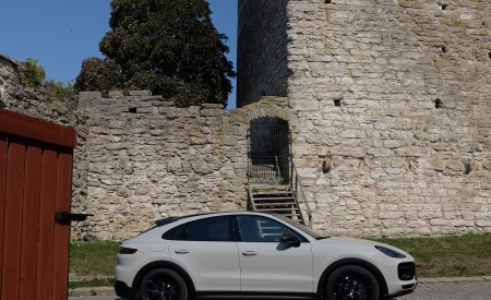 2022 Porsche Cayenne Turbo GT (Color: Crayon) Side Wallpapers 450x275 (175)