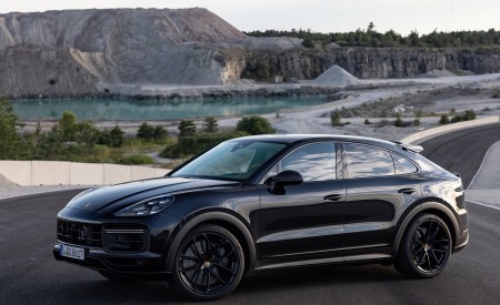 2022 Porsche Cayenne Turbo GT (Color: Jet Black Metallic) Front Three-Quarter Wallpapers 450x275 (23)