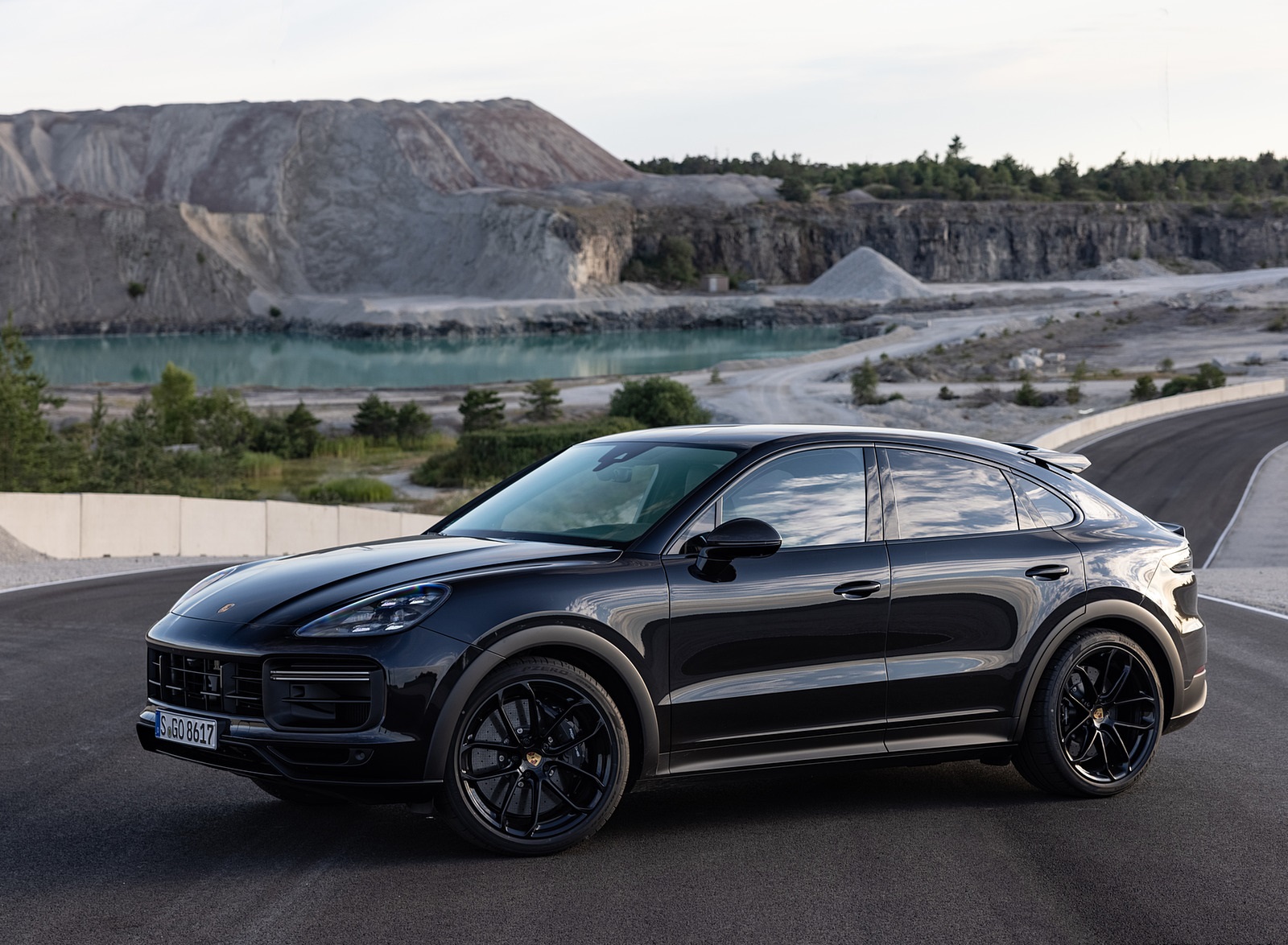 2022 Porsche Cayenne Turbo GT (Color: Jet Black Metallic) Front Three-Quarter Wallpapers #23 of 231
