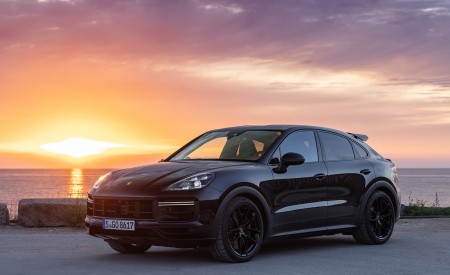 2022 Porsche Cayenne Turbo GT (Color: Jet Black Metallic) Front Three-Quarter Wallpapers 450x275 (17)