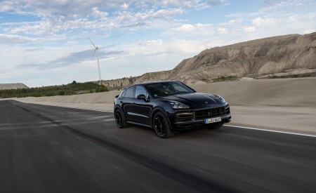 2022 Porsche Cayenne Turbo GT (Color: Jet Black Metallic) Front Three-Quarter Wallpapers 450x275 (10)