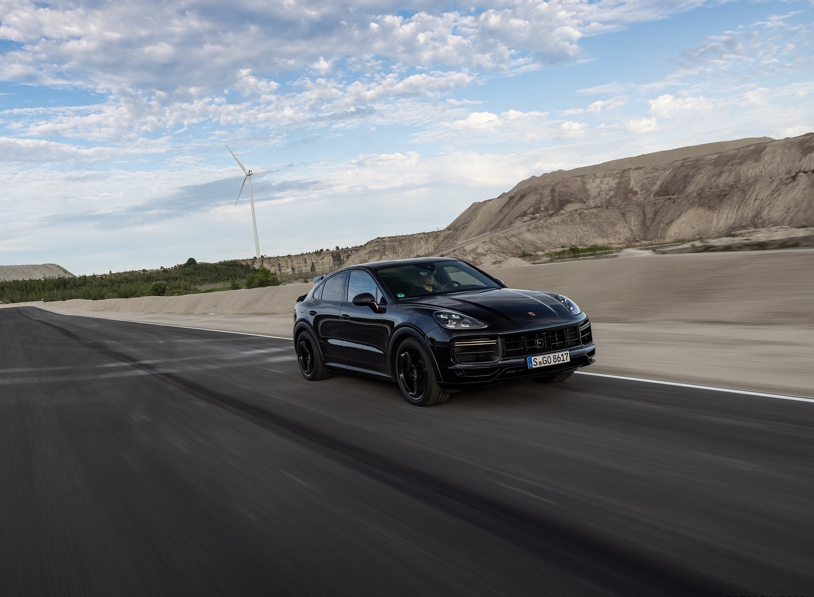 2022 Porsche Cayenne Turbo GT (Color: Jet Black Metallic) Front Three-Quarter Wallpapers (10)