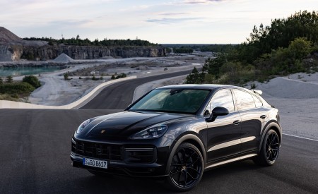 2022 Porsche Cayenne Turbo GT (Color: Jet Black Metallic) Front Three-Quarter Wallpapers 450x275 (24)