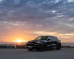 2022 Porsche Cayenne Turbo GT (Color: Jet Black Metallic) Front Three-Quarter Wallpapers 150x120 (18)