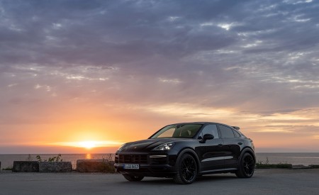 2022 Porsche Cayenne Turbo GT (Color: Jet Black Metallic) Front Three-Quarter Wallpapers 450x275 (18)