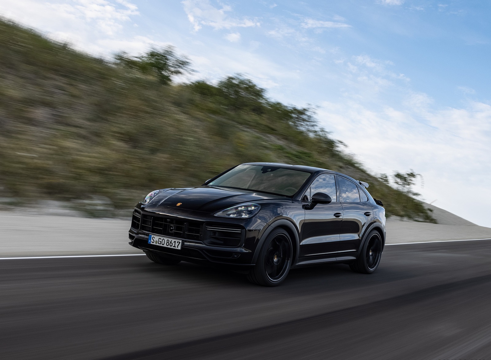 2022 Porsche Cayenne Turbo GT (Color: Jet Black Metallic) Front Three-Quarter Wallpapers (11)