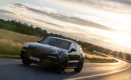 2022 Porsche Cayenne Turbo GT (Color: Jet Black Metallic) Front Three-Quarter Wallpapers 450x275 (3)