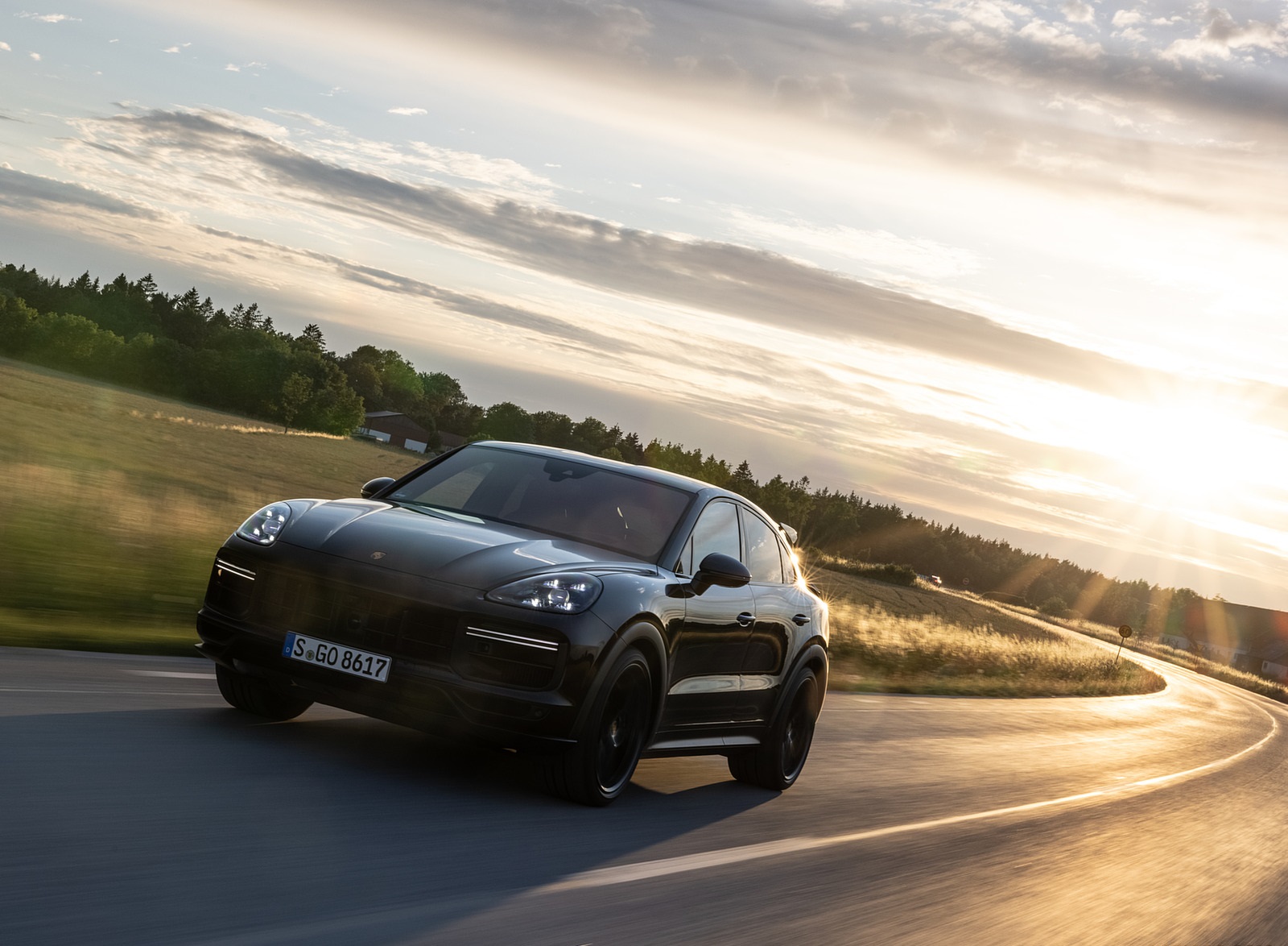 2022 Porsche Cayenne Turbo GT (Color: Jet Black Metallic) Front Three-Quarter Wallpapers (3)