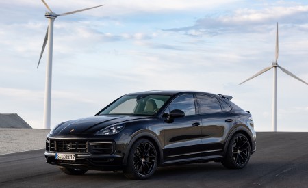 2022 Porsche Cayenne Turbo GT (Color: Jet Black Metallic) Front Three-Quarter Wallpapers 450x275 (20)