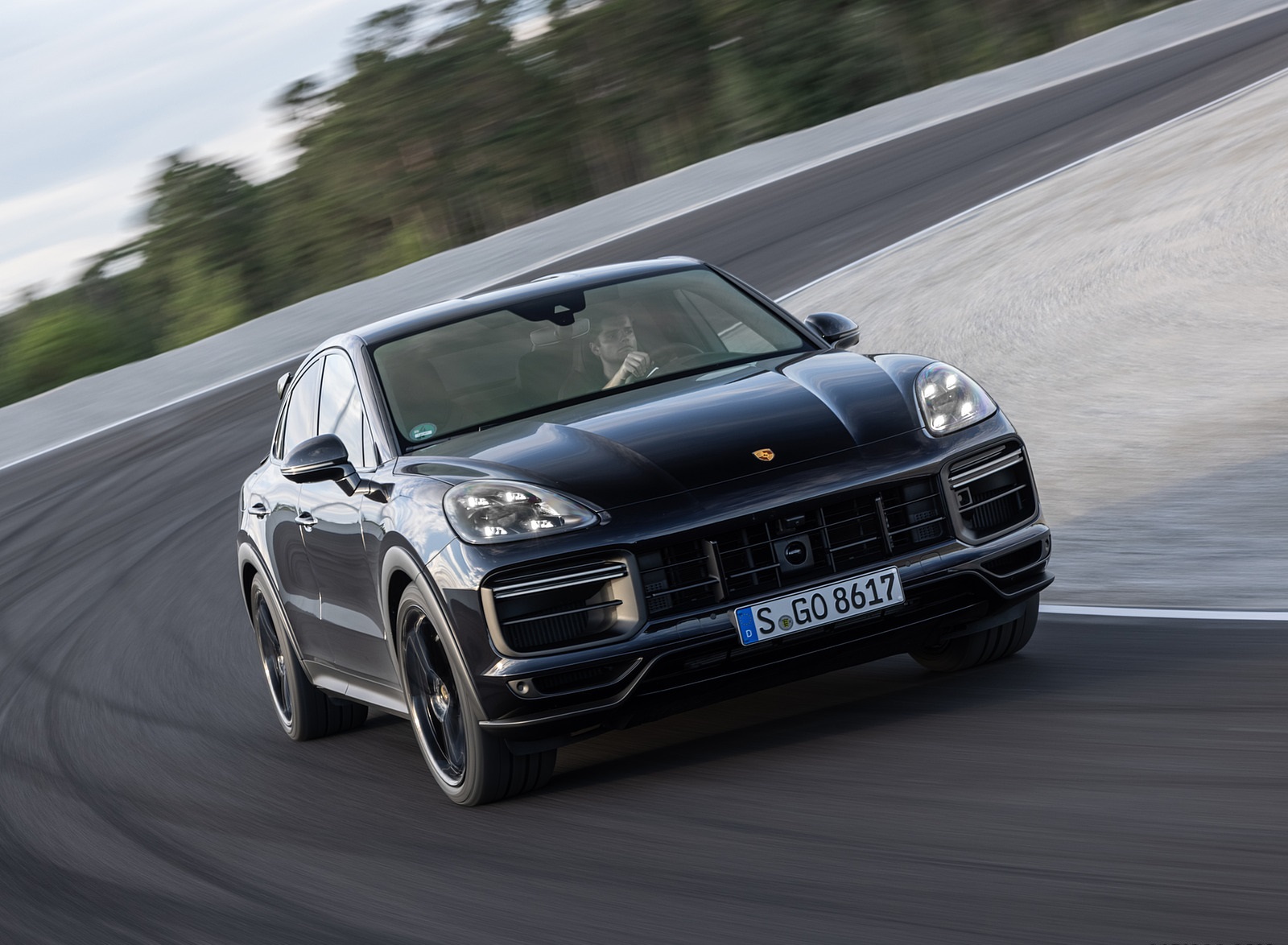 2022 Porsche Cayenne Turbo GT (Color: Jet Black Metallic) Front Three-Quarter Wallpapers (7)