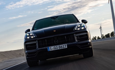 2022 Porsche Cayenne Turbo GT (Color: Jet Black Metallic) Front Wallpapers 450x275 (12)