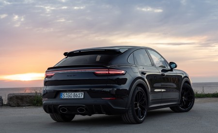 2022 Porsche Cayenne Turbo GT (Color: Jet Black Metallic) Rear Three-Quarter Wallpapers 450x275 (21)