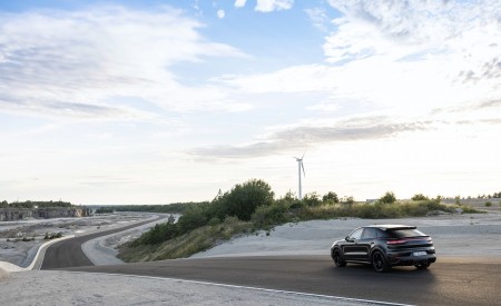 2022 Porsche Cayenne Turbo GT (Color: Jet Black Metallic) Rear Three-Quarter Wallpapers 450x275 (14)
