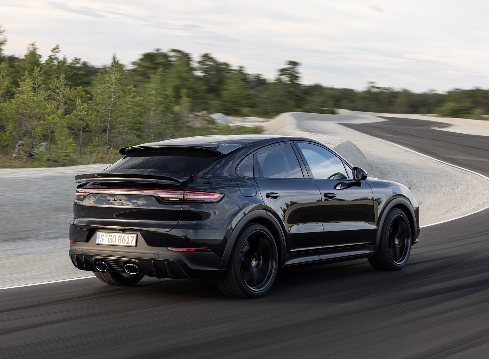 2022 Porsche Cayenne Turbo GT (Color: Jet Black Metallic) Rear Three-Quarter Wallpapers (6)