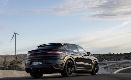 2022 Porsche Cayenne Turbo GT (Color: Jet Black Metallic) Rear Three-Quarter Wallpapers 450x275 (22)