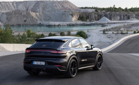 2022 Porsche Cayenne Turbo GT (Color: Jet Black Metallic) Rear Three-Quarter Wallpapers 450x275 (25)