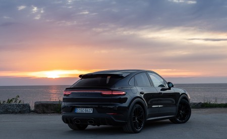 2022 Porsche Cayenne Turbo GT (Color: Jet Black Metallic) Rear Three-Quarter Wallpapers 450x275 (19)