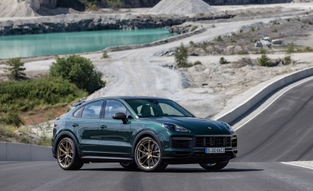 2022 Porsche Cayenne Turbo GT (Color: Porsche Racing Green Metallic) Front Three-Quarter Wallpapers 450x275 (94)