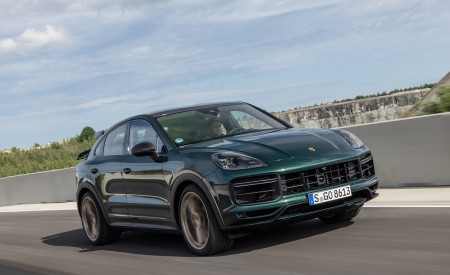 2022 Porsche Cayenne Turbo GT (Color: Porsche Racing Green Metallic) Front Three-Quarter Wallpapers 450x275 (82)